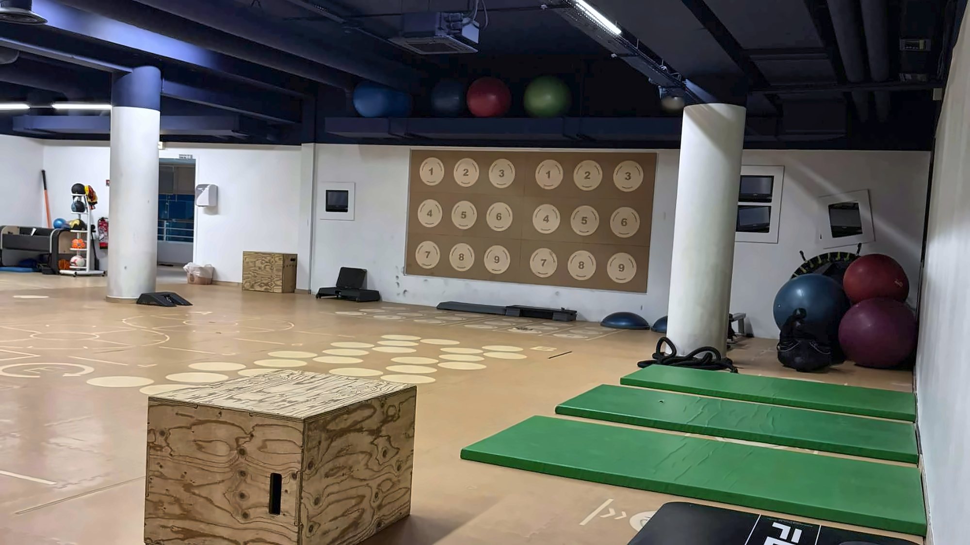 Espace de réathlétisation du cabinet Aquaboulevard : plyobox, tapis, cibles et ballons