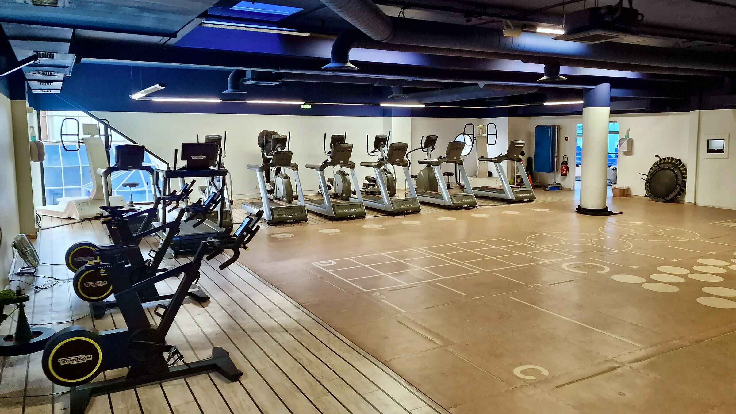 Le plateau technique du cabinet AKOA Aquaboulevard : vélos, tapis de course et espace de réathlétisation